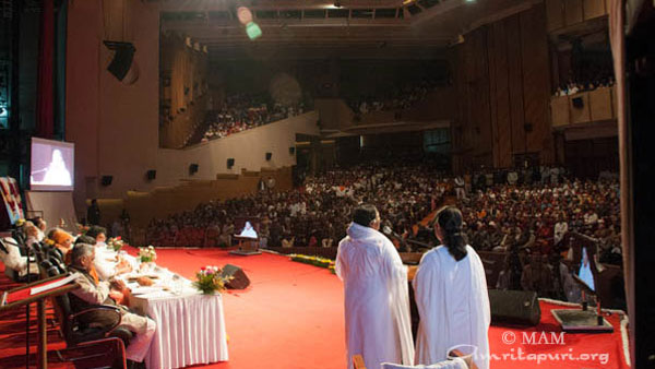 Amma inaugurated the Swami Vivekananda Sarda Shati Samaroh