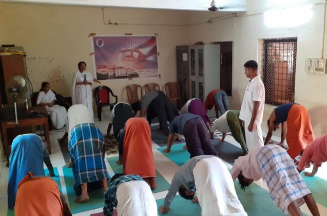 Teaching-yoga-and-meditation-to-people-in-prisons-and-jails-in-India-02.jpg
