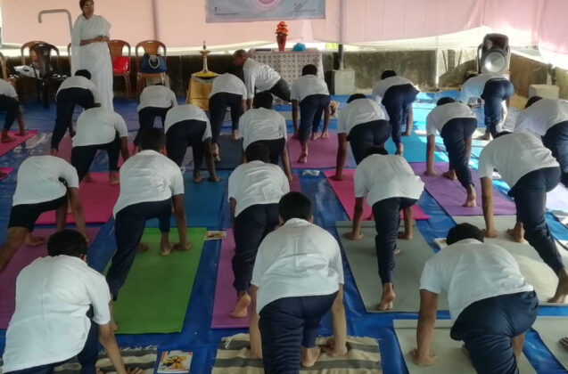 Teaching-yoga-and-meditation-to-people-in-prisons-and-jails-in-India-05.jpg