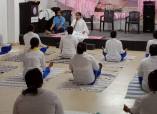 Teaching-yoga-and-meditation-to-people-in-prisons-and-jails-in-India-08.jpg