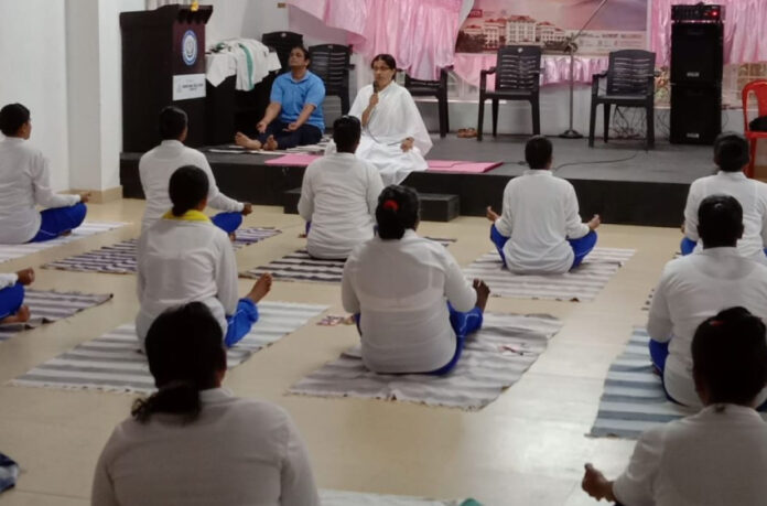 Teaching-yoga-and-meditation-to-people-in-prisons-and-jails-in-India-08.jpg