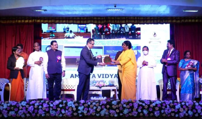Amrita-Vidyalayam-Thalasserry-bestowed-with-the-Best-School-Award-02.jpg