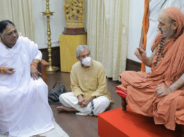 Sri-Shankara-Bharathi-Swamy-visits-Mata-Amritanandamayi-Devi-as-part-of-a-campaign-for-Soundarya-Lahari-Upasana-amritaworld.jpg