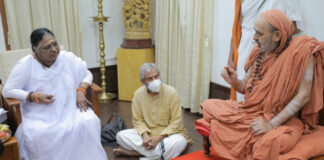 Sri-Shankara-Bharathi-Swamy-visits-Mata-Amritanandamayi-Devi-as-part-of-a-campaign-for-Soundarya-Lahari-Upasana-amritaworld.jpg