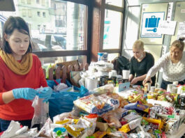 Sorting-food-at-the-border-between-Poland-and-Ukraine.jpg