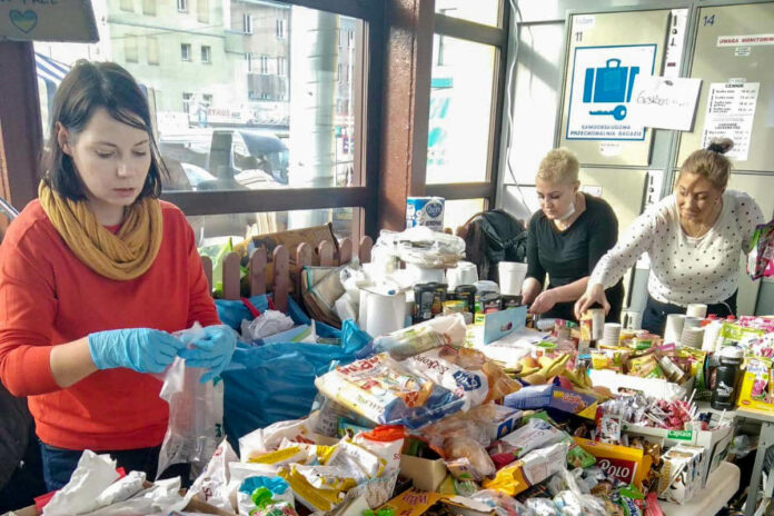 Sorting-food-at-the-border-between-Poland-and-Ukraine.jpg