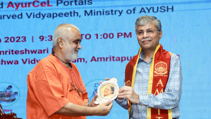 Swami Sankaramritananda Puri, Dean, Amrita School of Ayurveda, and Shri Vaidya Rajesh Kotecha, Secretary, Ministry of AYUSH.