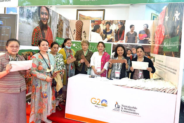 ASHAs made connections with many delegates at the SRC Conclave and later received positive feedback from women who bought pad sets.