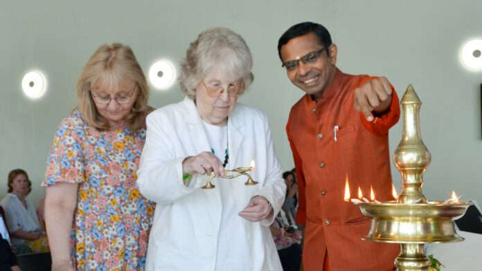 Swami Shubamritananda Puri began the gathering with a traditional lighting of the lamp. This also symbolised India’s Civil 20 theme—You Are the Light.